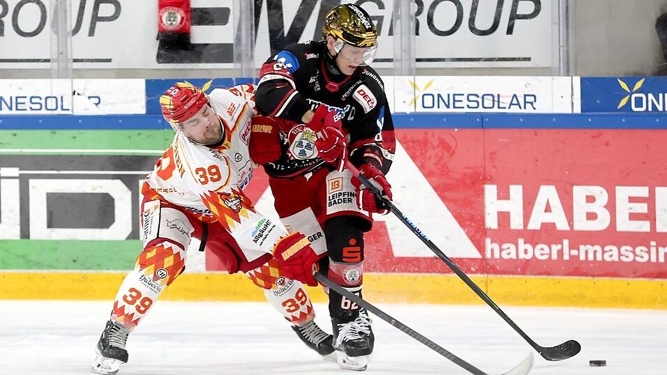 Genau so, bitte: Geht's nach den EVL-Fans, versauen die Dreihelmenst&auml;dter den Kassel Huskies und den Starbulls Rosenheim das vierte Adventswochenende und bringt die direkten Konkurrenten - wie hier Landshuts Tor Immo (rechts) den Kaufbeurer Jere Laaksonen - hinter sich.