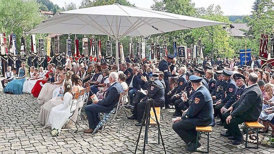Im Kurpark fand ein feierlicher Gottesdienst statt. Im Kurpark fand ein feierlicher Gottesdienst statt.