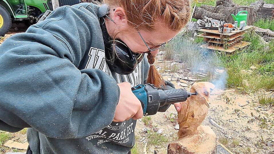Zum ersten Mal an der Fr&auml;se: Sara Brandhuber kennt keine Scheu. Sie tut, was ihr Lehrmeister sagt: Dr&uuml;ck zu, bis es raucht.