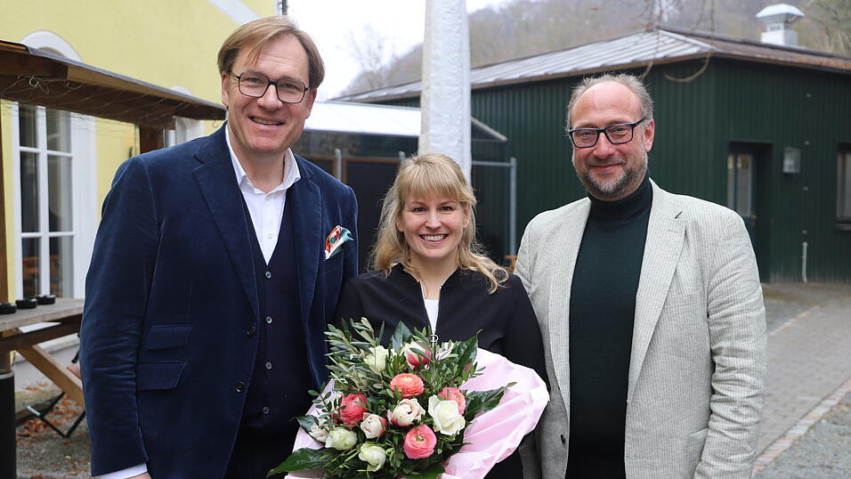 Zweckverbandsvorsitzender Dr. Thomas Pröckl, die zukünftige Intendantin Astrid Großgasteiger sowie Geschäftsführer Konrad Krukowski (von links nach rechts).