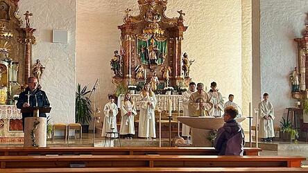 Franz Wellisch (l.) bei der Vorstellung als Katechist mit dem Kreuz, welches er vom Bischof bei seiner Beauftragung erhalten hat.