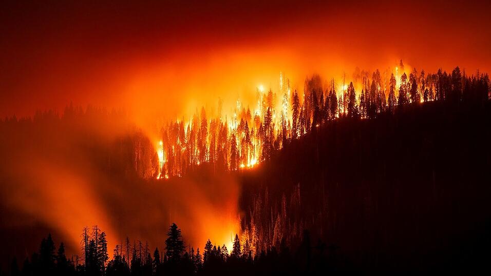 Nicht nur Verursacher, sondern auch Opfer der Klimakrise: Viele Regionen in den USA haben h&auml;ufig mit Extremwetterereignissen wie Waldbr&auml;nden zu k&auml;mpfen. Diese werden mit der Erderw&auml;rmung h&auml;ufiger und heftiger. (Archivbild)