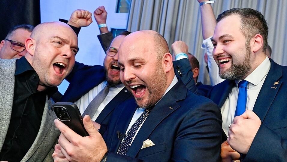 AfD-Spitzenkandidat Markus Frohnmaier freut sich am Wahlabend &uuml;ber die ersten Zahlen.