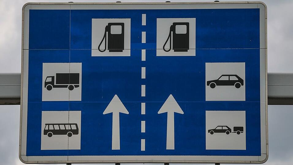 Tanken an Autobahntankstellen ist in den meisten Fällen deutlich teurer als an Straßentankstellen in der Nähe. Tanken an Autobahntankstellen ist in den meisten Fällen deutlich teurer als an Straßentankstellen in der Nähe.