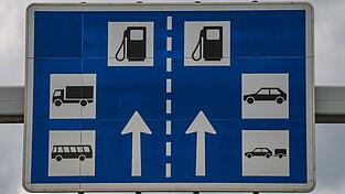 Tanken an Autobahntankstellen ist in den meisten Fällen deutlich teurer als an Straßentankstellen in der Nähe. Tanken an Autobahntankstellen ist in den meisten Fällen deutlich teurer als an Straßentankstellen in der Nähe.