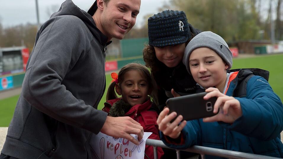 Baseball-Superstar Max Kepler war am Samstag zu Gast in Regensburg. Baseball-Superstar Max Kepler war am Samstag zu Gast in Regensburg.