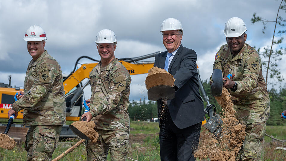 Dan Kant, Oberst der US-Armee (l-r), Steven Carpenter, Brigadegeneral der US-Armee, Joachim Herrmann (CSU), bayerischer Innenminister und Kevin Poole, Oberst der US-Armee beim Spatenstich eines neuen Trainingscamps auf dem Gelände des Truppenübungsplatzes Grafenwöhr.