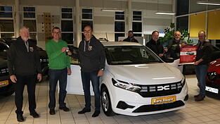 Schlüsselübergabe zur großen Mainburger Weihnachtsverlosung der Werbegemeinschaft, bei der jedes Jahr ein anderer Verein zum Zuge kommt: Michael Lechner (2.v.l.) übergibt an Fischerchef Bernd Schwab; links im Bild zweiter Vorsitzender Holger Immke. Auch Werbegemeinschafts-Vorsitzender Johannes Beck (3.v.r.) schaute zur Übergabe vorbei. Schlüsselübergabe zur großen Mainburger Weihnachtsverlosung der Werbegemeinschaft, bei der jedes Jahr ein anderer Verein zum Zuge kommt: Michael Lechner (2.v.l.) übergibt an Fischerchef Bernd Schwab; links im Bild zweiter Vorsitzender Holger Immke. Auch Werbegemeinschafts-Vorsitzender Johannes Beck (3.v.r.) schaute zur Übergabe vorbei.