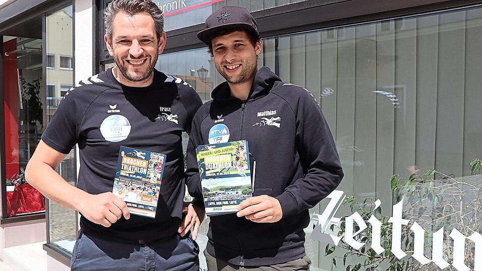 Organisationsleiter Franz Breu und Abteilungsleiter Matthias Reinhardt weisen auf einen der sportlichen Höhepunkte des Jahres in der Region hin: den Drachentriathlon. Organisationsleiter Franz Breu und Abteilungsleiter Matthias Reinhardt weisen auf einen der sportlichen Höhepunkte des Jahres in der Region hin: den Drachentriathlon.