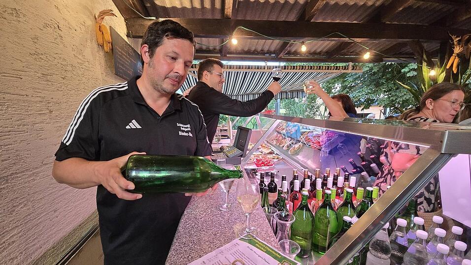 Stadtrat Matthias Meier bet&auml;tigte sich als Mundschenk.