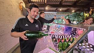 Stadtrat Matthias Meier bet&auml;tigte sich als Mundschenk.
