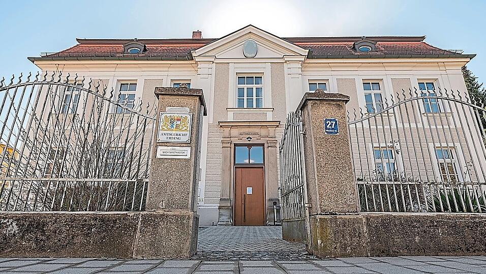 Keine Milde für den Po-Grapscher vom Showtanzfestival: Am Amtsgericht Erding kassierte der 32-Jährige die Quittung für seinen Übergriff - auch der Versuch einer Berufung vor dem Landgericht schlug nun fehl. Keine Milde für den Po-Grapscher vom Showtanzfestival: Am Amtsgericht Erding kassierte der 32-Jährige die Quittung für seinen Übergriff - auch der Versuch einer Berufung vor dem Landgericht schlug nun fehl.