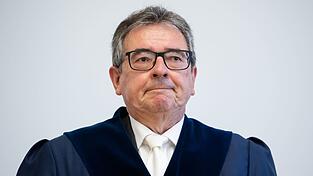 Peter K&uuml;spert, Pr&auml;sident des Gerichts, kommt im Verfassungsgerichtshof vor Beginn der Verhandlung in den Sitzungssaal. Der inzwischen pensionierte Richter leitet die Kommission, die aufgrund der Misshandlungsvorw&uuml;rfe gegen Justizbeamte des Gef&auml;ngnisses Augsburg-Gablingen Konsequenzen erarbeiten soll. (Archivbild)