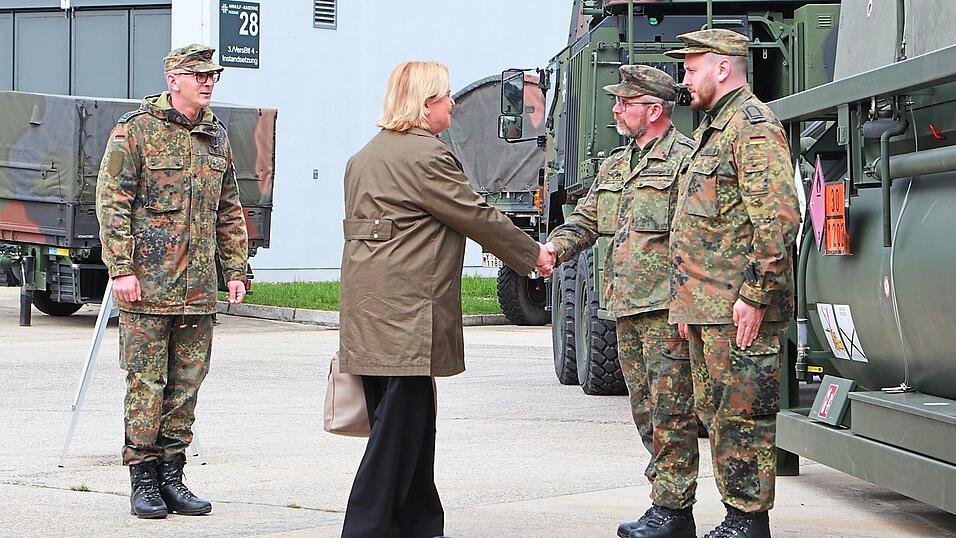 Soldaten des Versorgungsbataillons 4 sprechen mit der Wehrbeauftragten &uuml;ber Fahrzeuge und Ausr&uuml;stung des Bataillons. Dabei ging es auch um ihre Zufriedenheit mit der Materialausstattung.