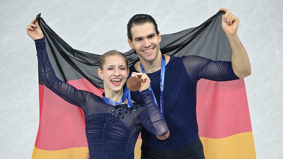 Minerva Hase (l) und Nikita Volodin (r) holten ihre erste olympische Medaille.