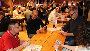 Kartln f&uuml;r krebskranke Kinder: An diesem Tisch mit Ex-Fu&szlig;ballstar Mehmet Scholl (Zweiter von links) und Schauspieler Marcus Mittermeier (Zweiter von rechts).