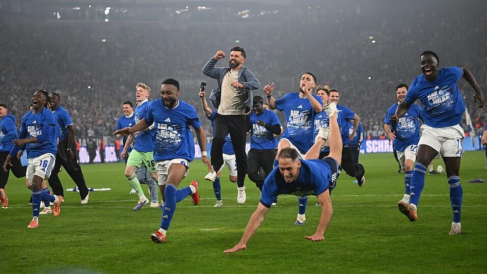 Grenzenloser Jubel nach dem Schlusspfiff: Schalke 04 ist wieder erstklassig.
