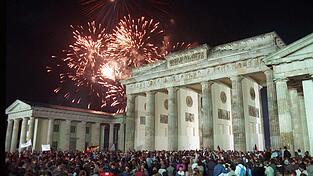 Mit einem Feuerwerk am Brandenburger Tor in Berlin feiern rund eine Million Menschen in der Nacht vom 2. auf den 3. Oktober 1990 die deutsche Wiedervereinigung
