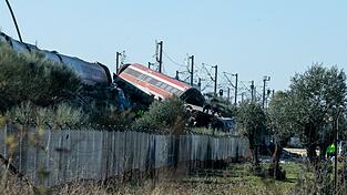 Waggons stürzten einen Bahndamm hinunter. Waggons stürzten einen Bahndamm hinunter.
