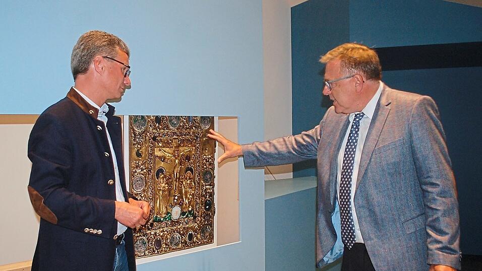 Kunstminister Bernd Sibler (l.) und Projektleiter Rainhard Riepertinger vor einem Bild des prunkvollen Niederaltaicher Evangeliars. Die echten Exponate kommen sp&auml;ter.