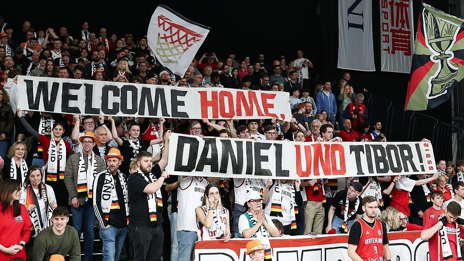 Die Fans begrüßen die ehemaligen Bamberger Profis. Die Fans begrüßen die ehemaligen Bamberger Profis.