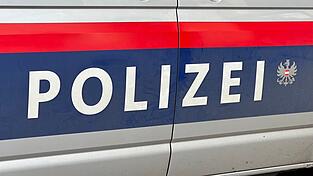 Die Polizei machte sich mit einem Helikopter auf die Suche. (Symbolbild)