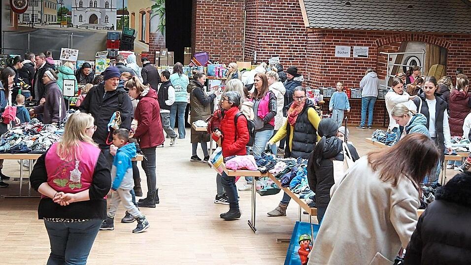 Gewusel in der Hopfenhalle in Nandlstadt: Hier wie in Au war am Sonntag Kleiderbasar.
