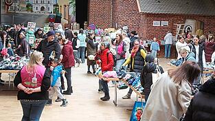 Gewusel in der Hopfenhalle in Nandlstadt: Hier wie in Au war am Sonntag Kleiderbasar. Gewusel in der Hopfenhalle in Nandlstadt: Hier wie in Au war am Sonntag Kleiderbasar.