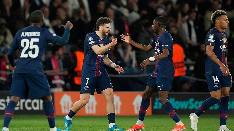 Sie muss die Bayern-Abwehr aufhalten: Chwitscha Kwarazchelia (l) und Ousmane Demb&eacute;l&eacute; trafen beim irren 5:4 in Paris jeweils zweimal. (Archivbild)