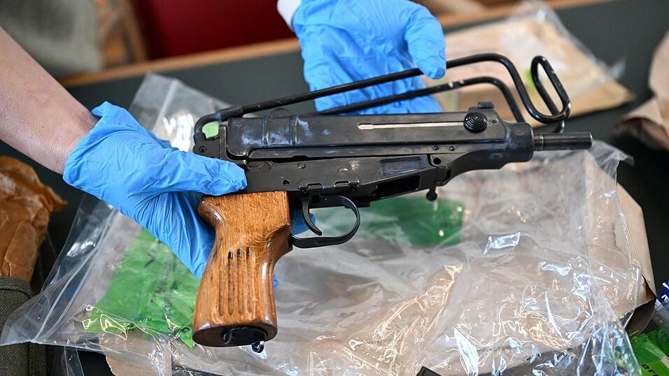 Sichergestellte Waffen wurden bei einer Pressekonferenz im Polizeipräsidium gezeigt. (Archivbild) Sichergestellte Waffen wurden bei einer Pressekonferenz im Polizeipräsidium gezeigt. (Archivbild)