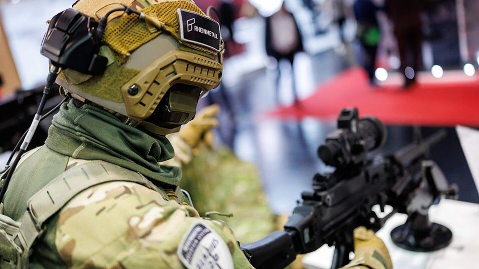 Eine Puppe in der Gladius-Kampfausrüstung von Rheinmetall an einem Gewehr.