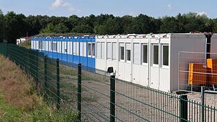 Einige Kommunen nutzen Container nur als Notfallmaßnahme zur Unterbringung von Asylbewerbern, andere auch länger. (Archivbild)