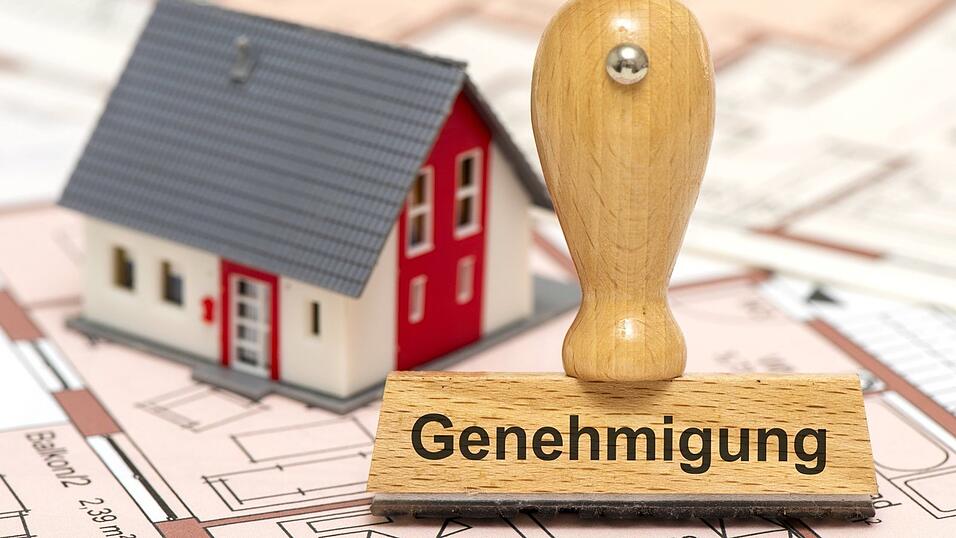 Über unkomplizierte Baugenehmigungen soll in Bayern künftig von einer KI entschieden werden. Über unkomplizierte Baugenehmigungen soll in Bayern künftig von einer KI entschieden werden.