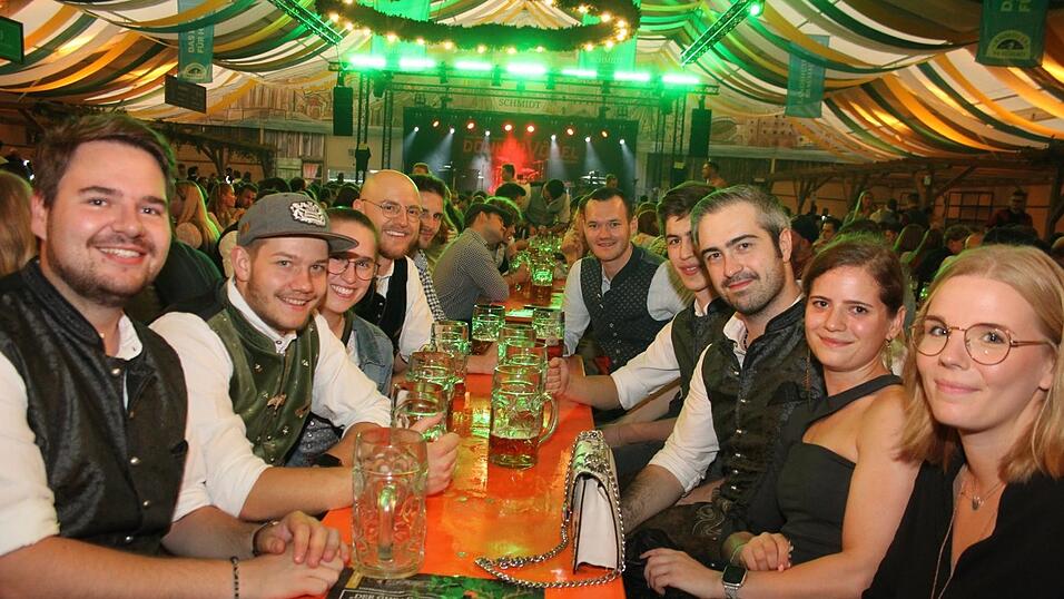 Auch am Samstagabend strömten viele Landshuter zur Dult. Auch am Samstagabend strömten viele Landshuter zur Dult.
