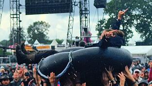 Obwohl es wie aus Kübeln schüttete, ließen sich die acht Mann aus dem Landkreis die Laune nicht verhageln. Genauso wie die anderen Festivalbesucher.