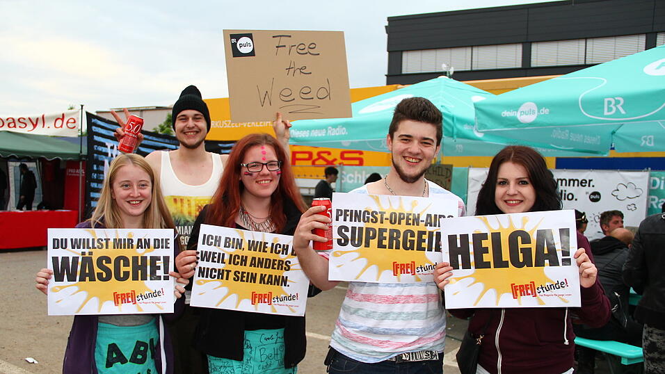 Die Besucher des Pfingst-Open-Airs in Salching sind schon in Feierlaune, aufgenommen von David Voltz am Freitag. Die Besucher des Pfingst-Open-Airs in Salching sind schon in Feierlaune, aufgenommen von David Voltz am Freitag.