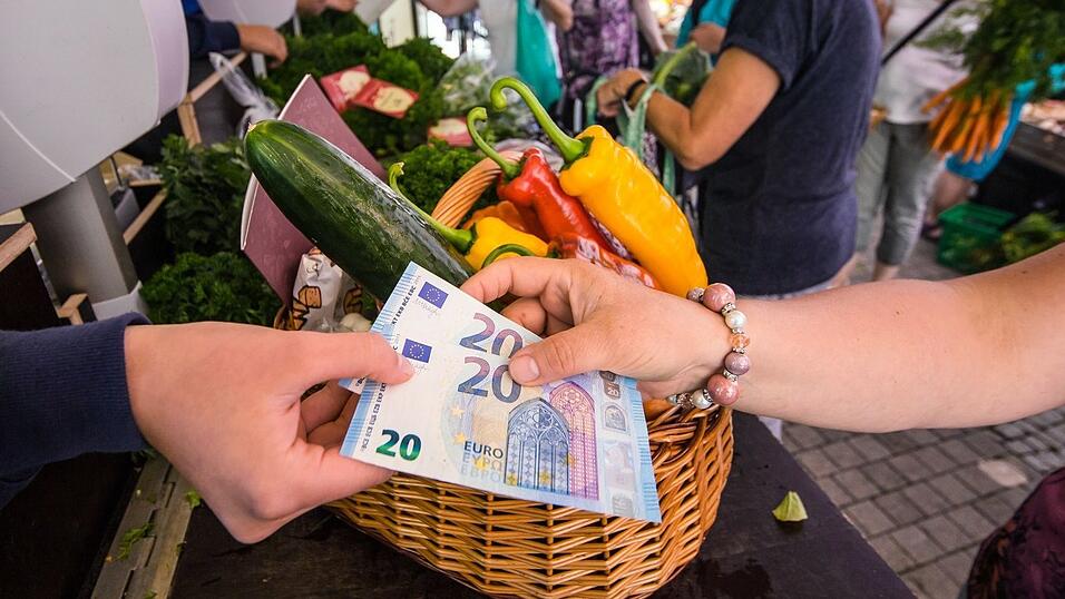 Auch auf Wochenmärkten wünschen sich 28 Prozent der Befragten argeldlose Zahlungsmöglichkeiten. (Symbolbild) Auch auf Wochenmärkten wünschen sich 28 Prozent der Befragten argeldlose Zahlungsmöglichkeiten. (Symbolbild)