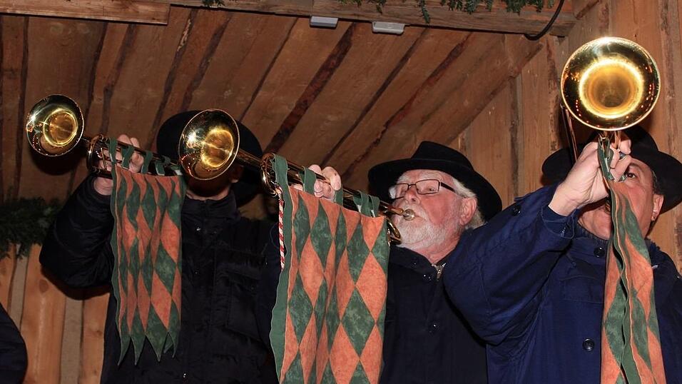 Am Donnerstagabend ist der Landshuter Christkindlmarkt eröffnet worden. Am Donnerstagabend ist der Landshuter Christkindlmarkt eröffnet worden.
