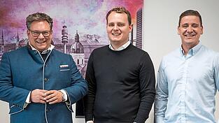Sie stehen hinter „The Grow Match Forum“: Bernhard Schindler (l.) und Josef Köppl (r.) als Vertreter der Gesellschaft sowie CEO Jannis Brendel.