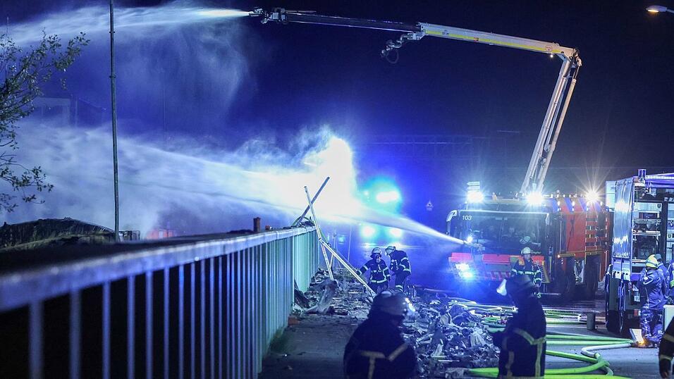 Teilweise wurde deshalb ein Sperrradius von 400 Metern rund um den Brandort eingerichtet.
