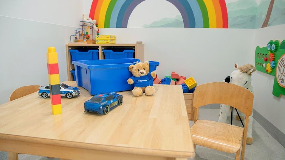 Klinikteddy tr&ouml;stet derzeit den kleinen Jungen, der von einem manngro&szlig;en Eiszapfen getroffen wurde. (Handoutfoto)