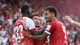 Würzburg feiert die Rückkehr in die dritte Liga. Würzburg feiert die Rückkehr in die dritte Liga.