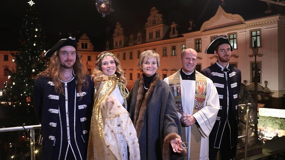 Der Weihnachtsmarkt auf Schloss Sankt Emmeram in Regensburg wurde am Freitag feierlich er&ouml;ffnet.