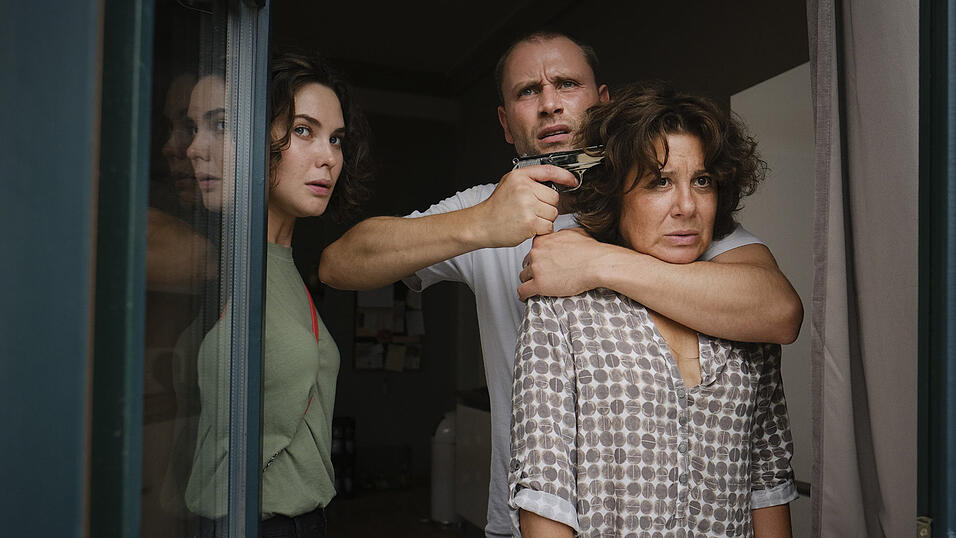 Unangenehme Lage: Heimleiterin Ella Lehmann (Anita Vulescia) mit Knarre am Kopf. Das Ehepaar Bürger (Katia Fellin, Max Riemelt) will sich nicht ergeben. Unangenehme Lage: Heimleiterin Ella Lehmann (Anita Vulescia) mit Knarre am Kopf. Das Ehepaar Bürger (Katia Fellin, Max Riemelt) will sich nicht ergeben.