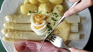 Eine klassische Zubereitung ist Spargel mit Salzkartoffeln, Schinken und einer Hollandaise.