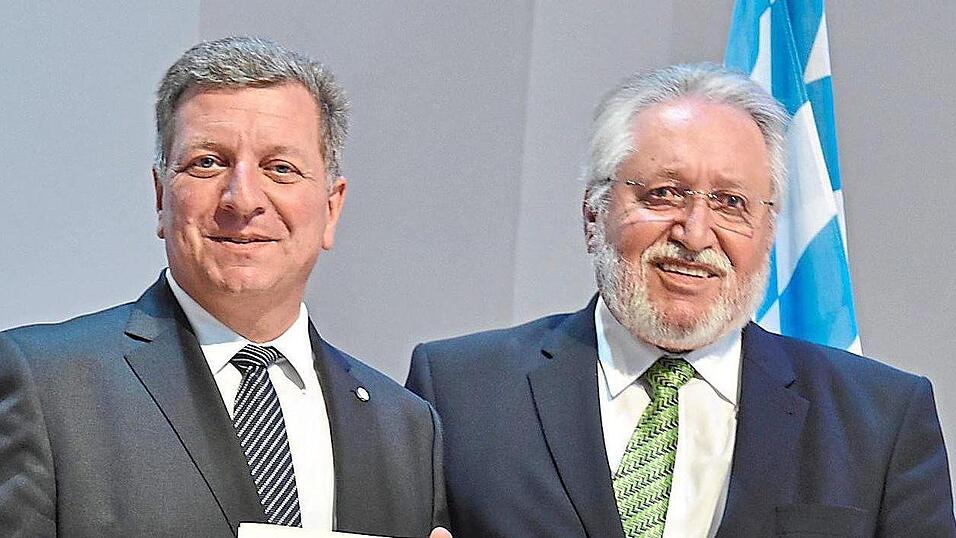 'Ein Vorbild f&uuml;r die Gesellschaft': Altoberb&uuml;rgermeister Reinhold Perlak (rechts) erhielt aus den H&auml;nden des Bayerischen Staatsministers f&uuml;r Wohnen, Bauen und Verkehr, Christian Bernreiter, das Verdienstkreuz am Bande des Bundesverdienstordens der Bundesrepublik Deutschland.