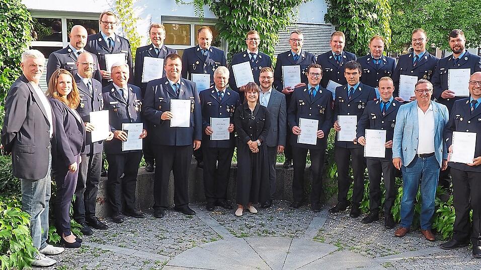 Die Einsatzkräfte, die in Ahrweiler halfen, wurden mit der rheinland-pfälzischen Fluthilfemedaille ausgezeichnet. Stella Alpina Ahrend (Mitte) berichtete als Betroffene. Die Einsatzkräfte, die in Ahrweiler halfen, wurden mit der rheinland-pfälzischen Fluthilfemedaille ausgezeichnet. Stella Alpina Ahrend (Mitte) berichtete als Betroffene.