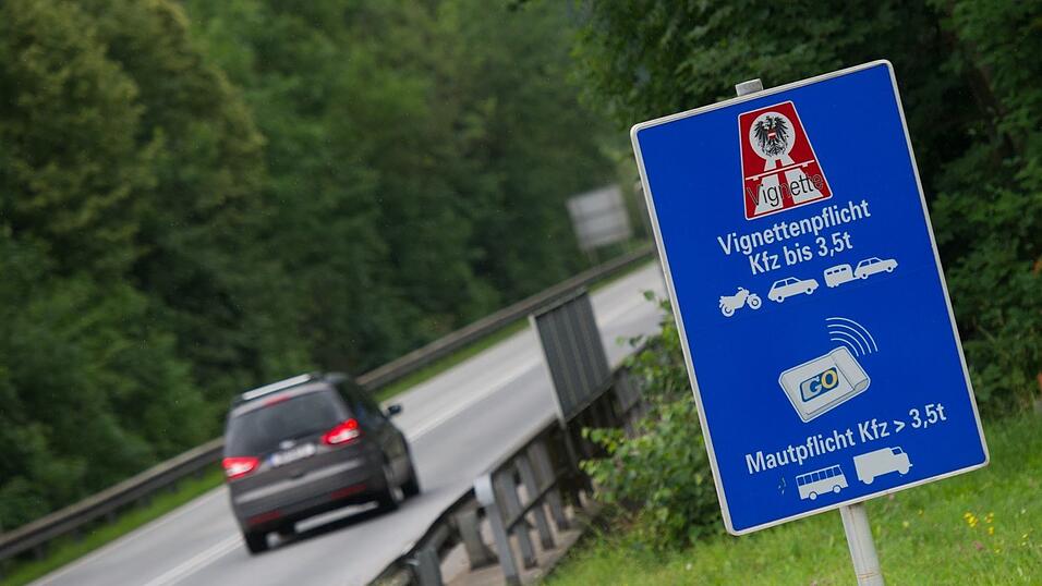 In Österreich kann die Vignette ab 1. Dezember 2026 nur noch digital erworben werden. (Archivbild) In Österreich kann die Vignette ab 1. Dezember 2026 nur noch digital erworben werden. (Archivbild)