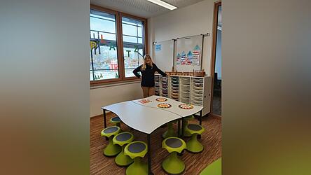 In der generalsanierten Grundschule Kirchroth gibt es jetzt Lerninseln; hier der Blick auf einen Teilbereich.