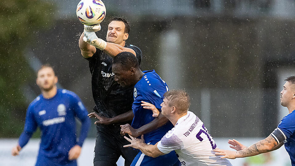 Makamba Sidibe (in Blau, r.) erzielt den zwischenzeitlichen Ausgleich für Bogen im Duell mit Passau. Makamba Sidibe (in Blau, r.) erzielt den zwischenzeitlichen Ausgleich für Bogen im Duell mit Passau.